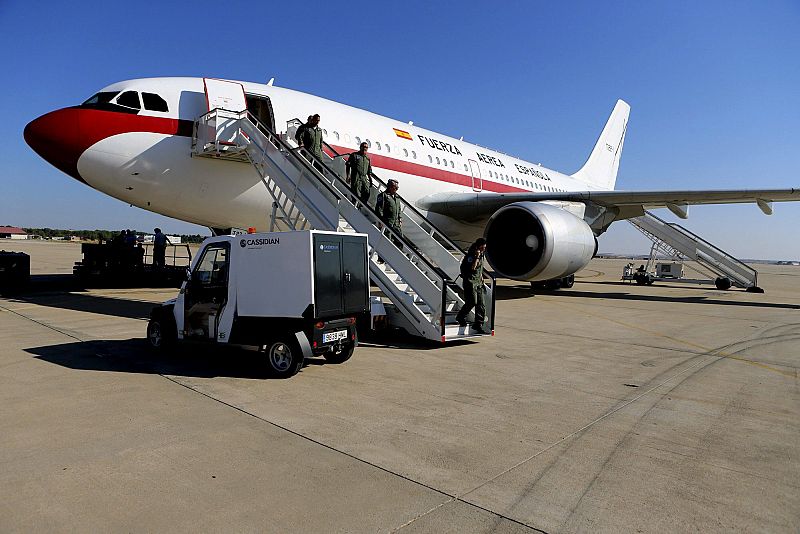 El avión medicalizado ha salido en el mediodía del martes rumbo a Liberia para repatriar al religioso español que está aislado en el hospital San José de Monrovia.