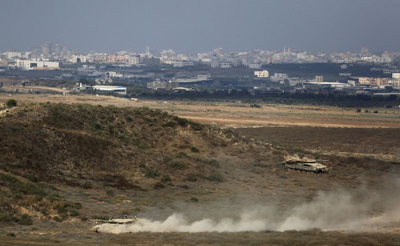 Tanques del Ejército de Israel avanzan por la parte israelí de la frontera con la Franja de Gaza tras el fin de la tregua pactada con Hamás