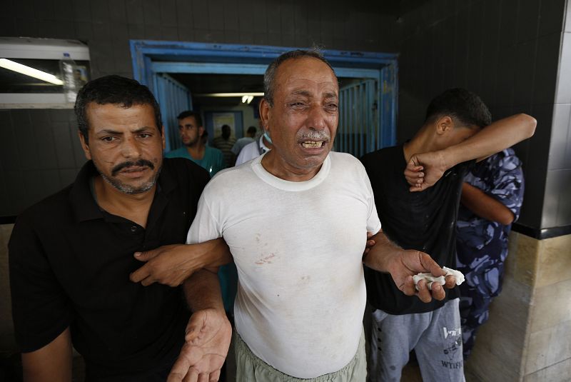 El padre del niño palestino muerto en los ataques israelíes sobre el barrio de Sheikh Radwan llora la muerte de su hijo