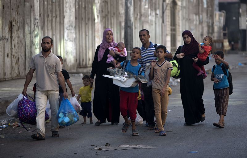 Familias palestinas abandonan sus casas en el barrio gazatí de Shahaiya por temor a los ataques de Israel tras el fin de la tregua