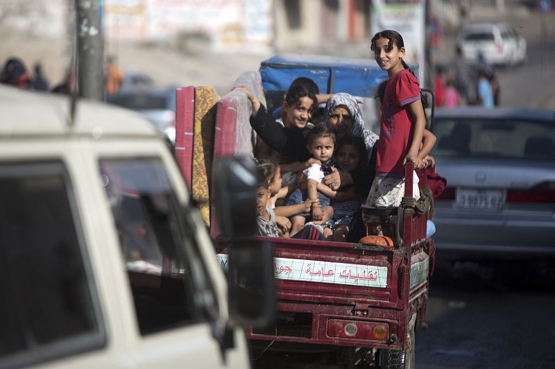 Una familia gazatí abandona el barrio de Shahaiya en una camioneta tras la reanudación de los ataques sobre Gaza