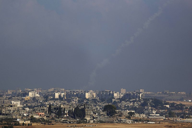 Rastro de humo tras el lanzamiento de un cohete desde el norte de la Franja de Gaza hacia Israel