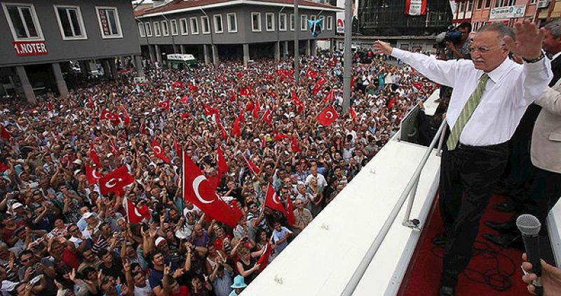 Principal candidato presidencial de la oposición de Turquía Ekmeleddin Ihsanoglu saluda a sus partidarios durante un mitin electoral en Balikesir