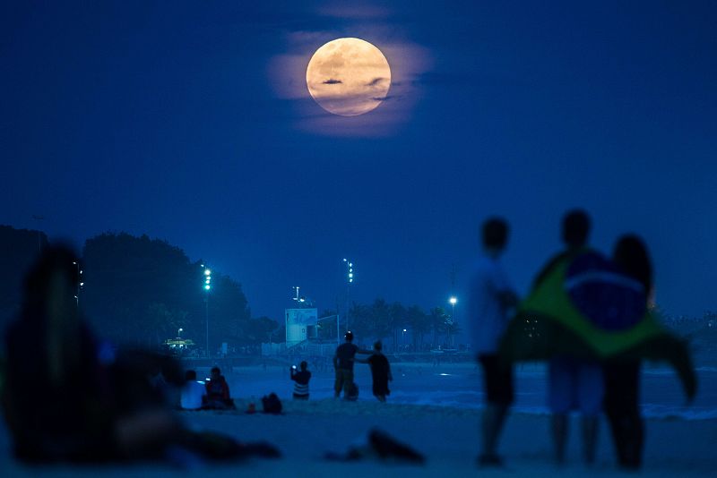 La luna llena más grande del aó se alza en la playa de Ipanema en Rio de Janeiro (Brasil).