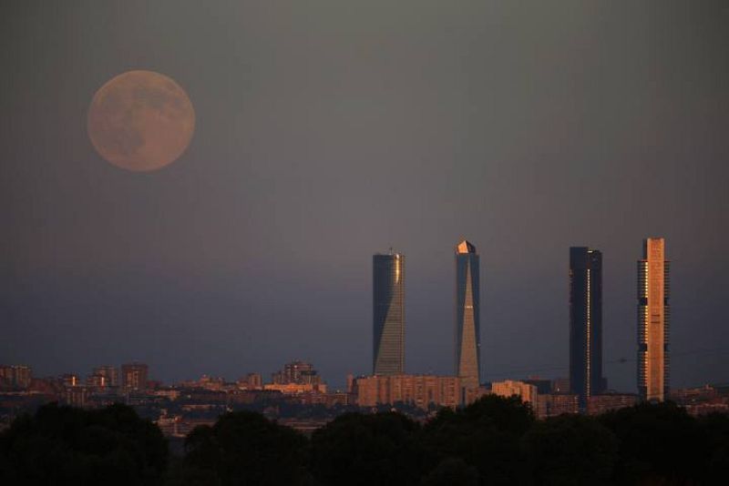 La superluna se levanta sobre las cuatro terres del Four Towers Business Area de Madrid.