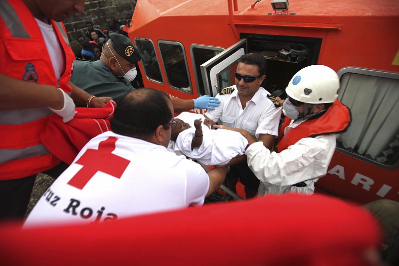 Trasladan en el puerto de Tarifa a un bebé que ha sido rescatado este lunes por Salvamento Marítimo