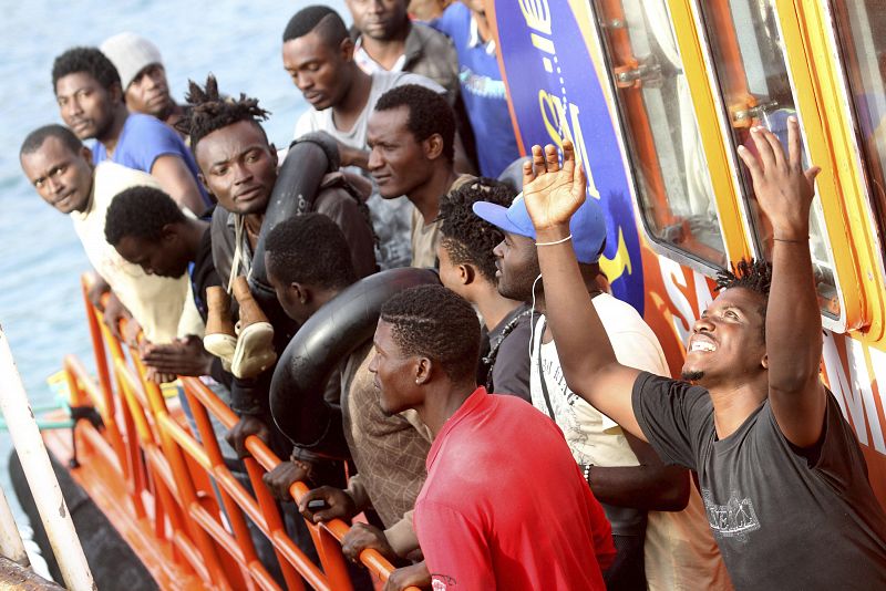 Llegada al puerto de un grupo de los inmigrantes rescatados por Salvamento Marítimo