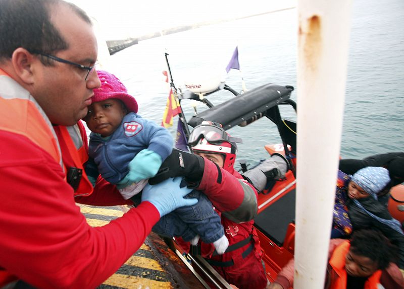 Suben al puerto de Tarifa (Cádiz) a uno de los bebés que viajaban con los inmigrantes rescatados este martes