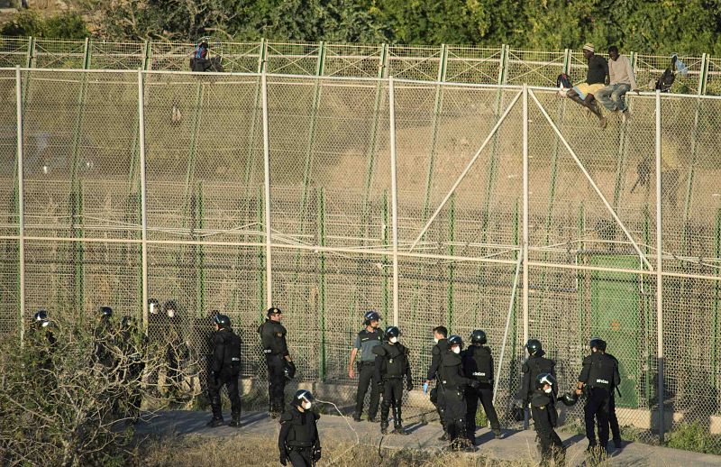 Agentes de la Guardia Civil vigilan a los inmigrantes subsaharianos