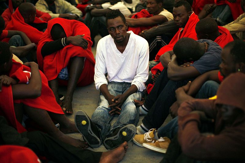 Varios inmigrantes descansan en Tarifa después de ser rescatados por Salvamento Marítimo