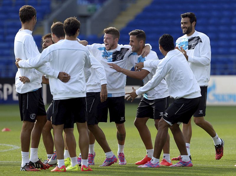 Los jugadores del Sevilla bromean, en el estadio Ciudad de Cardiff.