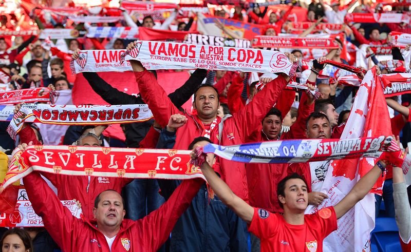 Los aficionados sevillistas muestran sus bufandas en las gradas del Cardiff City Stadium.