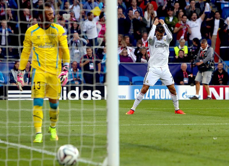 Otra imagen de la celebración de Cristiano Ronaldo (d).