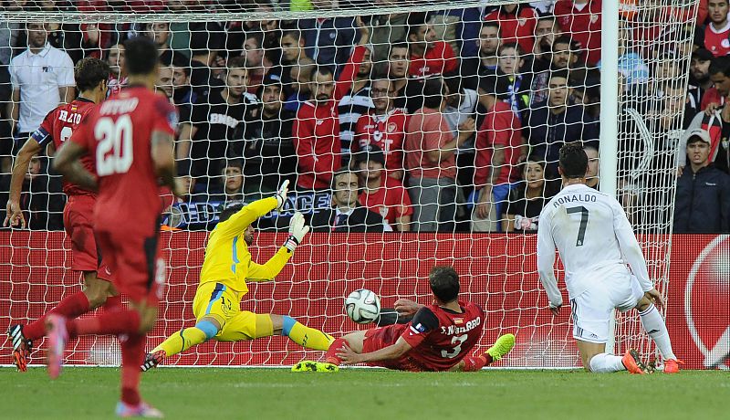 El jugador del Real Madrid Cristiano Ronaldo (d) anota el primer gol ante el Sevilla.