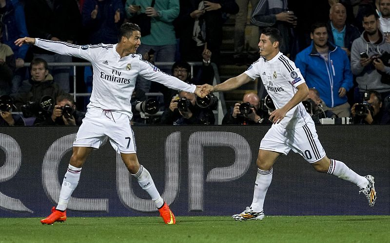 El portugués del Real Madrid Cristiano Ronaldo (i) celebra su gol, el segundo de su equipo.