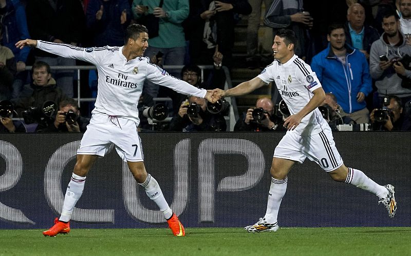 El portugués del Real Madrid Cristiano Ronaldo (i) celebra su gol, el segundo de su equipo.