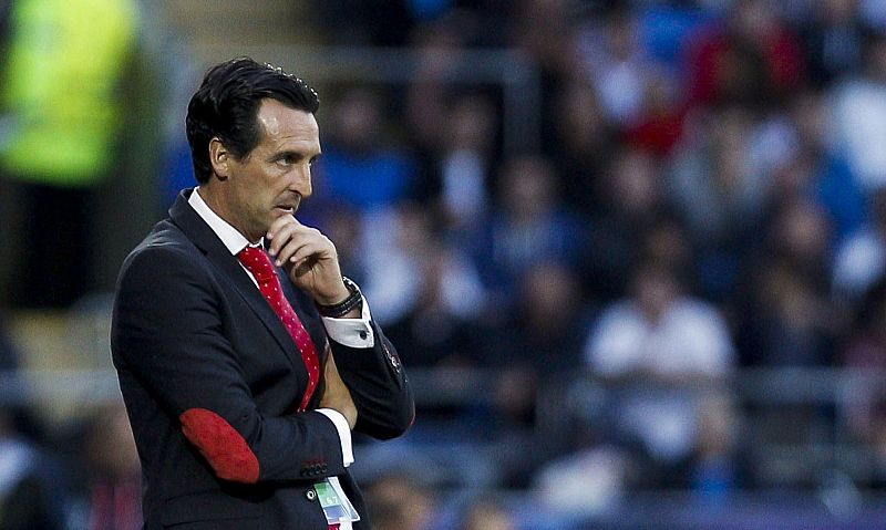 El entrenador del Sevilla Unai Emeri observa el encuentro.