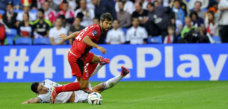 James Rodriguez (I) cae al lado del sevillista Coke.