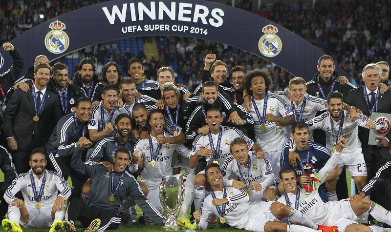 Los jugadores del Real Madrid posan con el trofeo de la Supercopa de Europa tras derrotar por 2-0 al Sevilla CF.