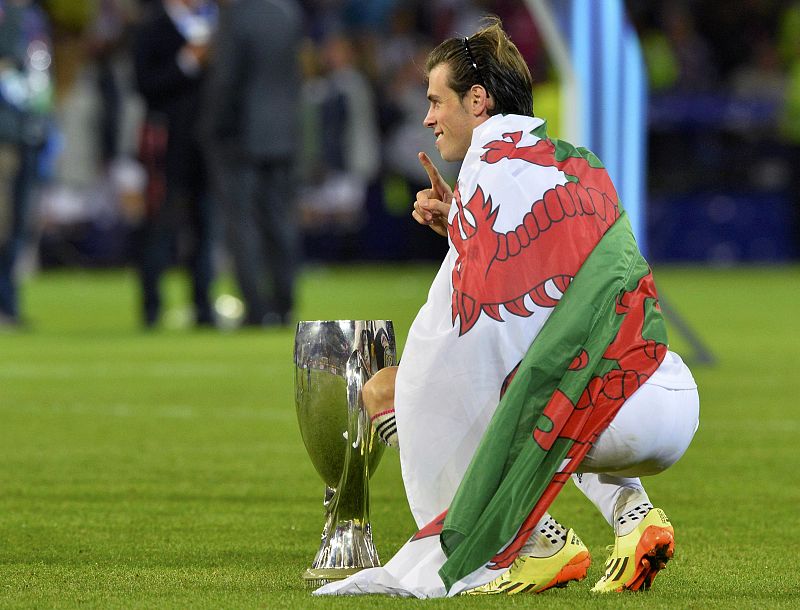 Gareth Bale, envuelto en una bandera de Gales.