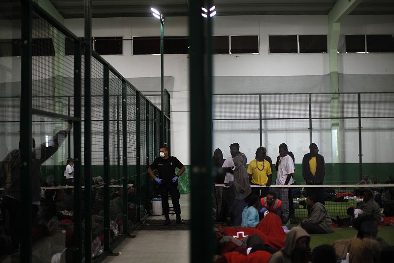 Los inmigrantes rescatados han sido repartidos en dos polideportivos de Tarifa