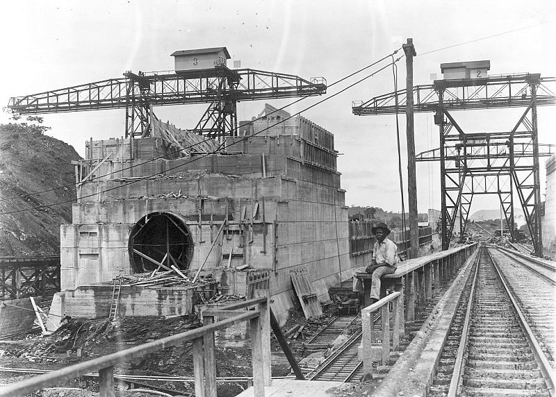Un trabajador descansa delante del muro central de la esclusa de Pedro Miguel