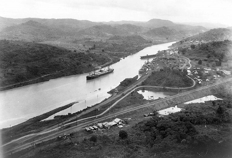 El SS Ancon cruzando el Corte Culebra el 15 de agosto de 1914