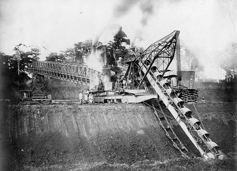 Trabajadores franceses utilizan la máquina de dragado de construcción estadounidense Sleven