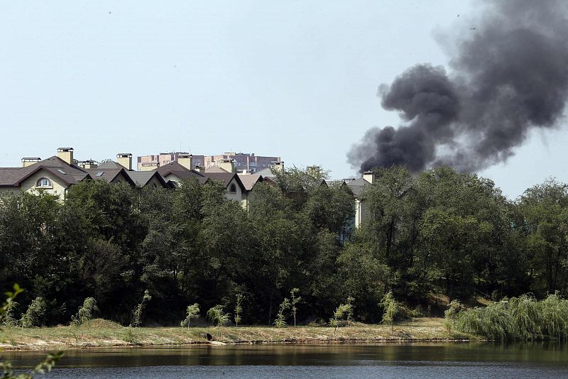 Columnas de humo en el centro de Donetsk tras el ataque en el que ha muerto un civil