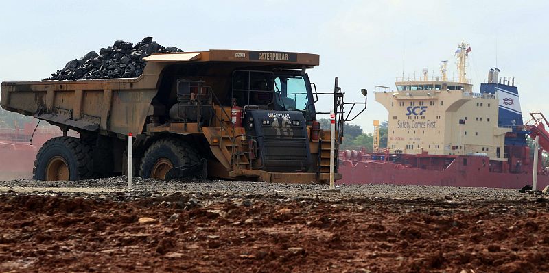 Un camión transporta material en el área de trabajos de ampliación del Canal