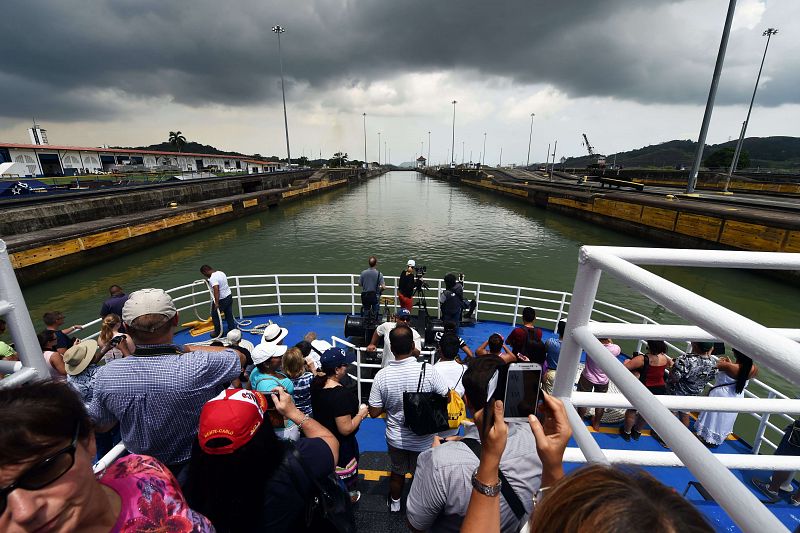 Turistas visitan las esclusas de Pedro Miguel