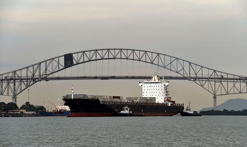 Un barco navega bajo el Puente de las Américas