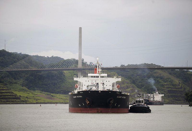 Un buque guiado en el Corte Culebra