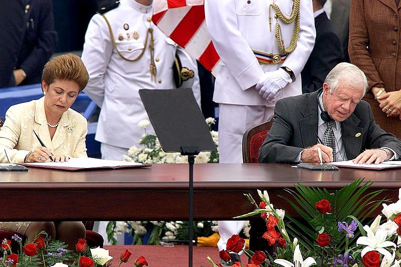 La presidenta de Panamá, Mireya Moscoso, y el presidente estadounidense, Jimmy Carter, firman el documento por el que EE.UU. cede oficialmente la soberanía del Canal