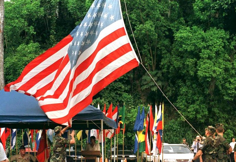Soldados de EE.UU. arrían la bandera por última vez el 25 de septiembre de 1999
