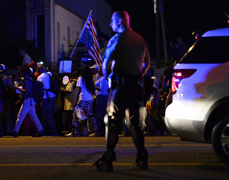 TOQUE DE QUEDA EN FERGUSON POR LA PROTESTAS TRAS LA MUERTE DEL JOVEN MICHAEL BROWN