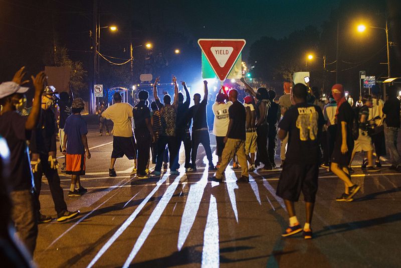 Los disturbios raciales contra la policía siguen en Ferguson