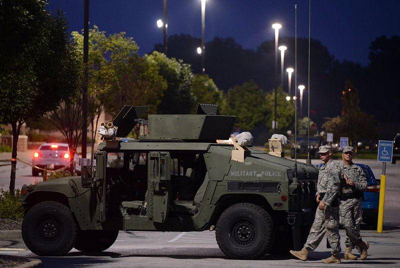 Integrantes de la Guardia Nacional de Missouri patrullan las calles de Ferguson, durante otro día de protesta por la muerte del joven Michael Brown