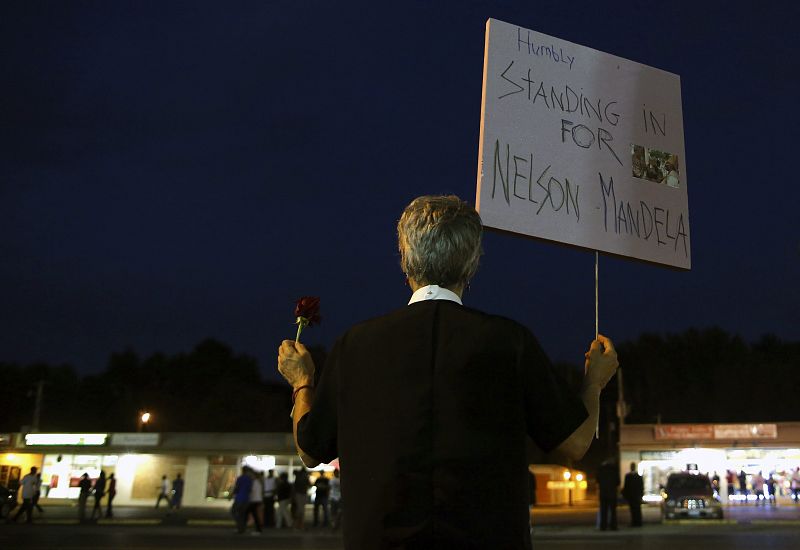 Una mujer sostiene un cartel durante las protestas por la muerte del joven afroamericano Michael Brown, en Ferguson