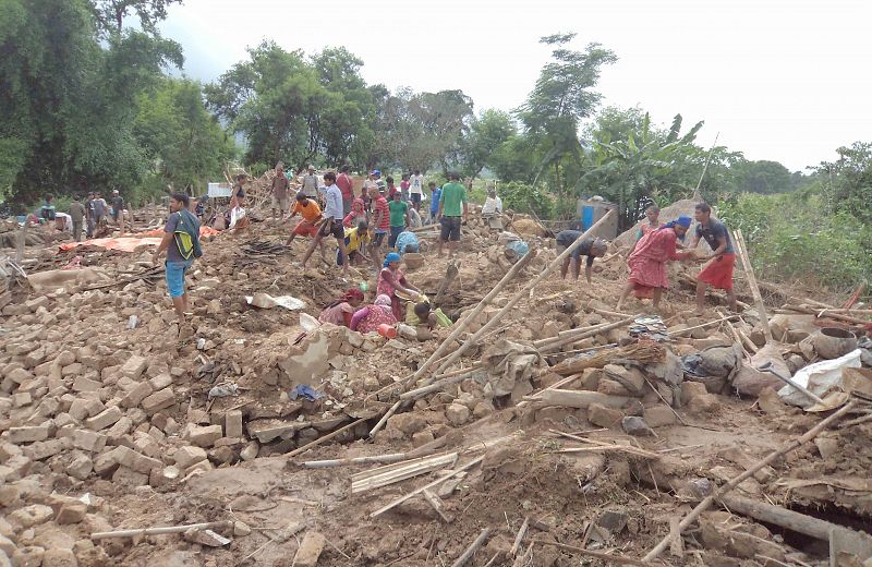 Víctimas de las inundaciones del monzón recogen sus pertenencias de sus hogares en distrito de Dang, al este de Nepal