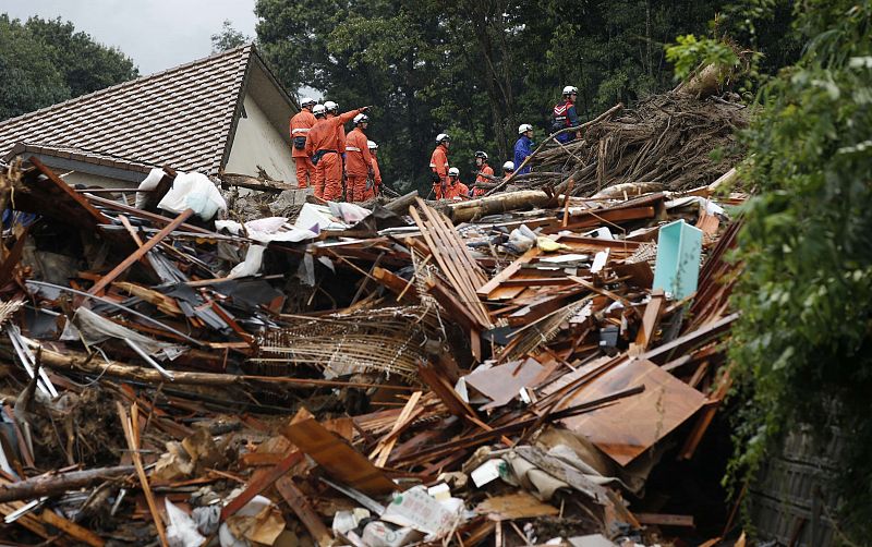 Los bomberos prosiguen las tareas de rescate entre los restos y escombros causados por las inundaciones