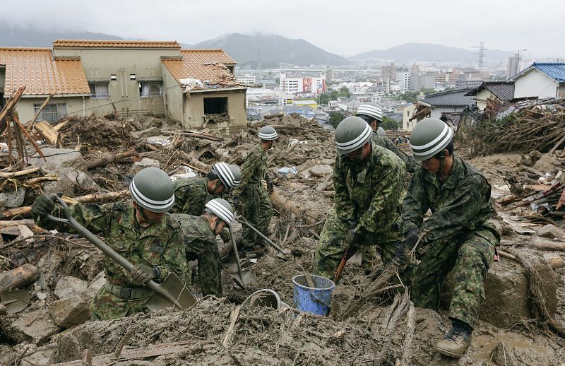 Rescatistas de la Fuerza de Defensa de Tierra de Japón continúan con las actividades de búsqueda de víctimas