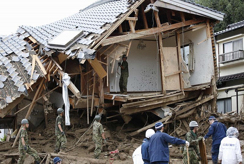 Las labores de rescate se reanudan en Hiroshima tras haber sido suspendidas por la llegada de nuevas lluvias