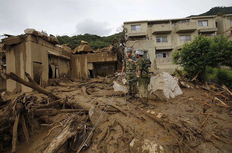 Las subidas de rLas subidas de ríos y canales, desplazamientos de tierra o flujos de lodo han arrasado una zona de Hiroshima