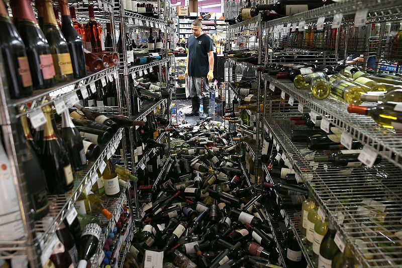 Unas botellas de vino caídas en el suelo tras el seísmo en el norte de California.