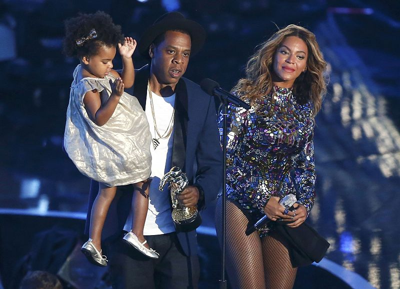 El rapero Jay-Z con su mujer Beyoncé y la hija de ambos en la gala de entrega de los MTV Video Music Awards