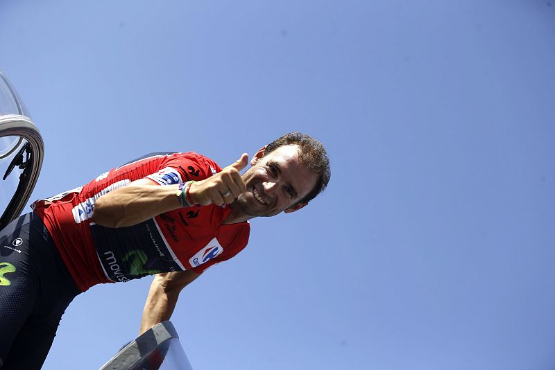 Alejandro Valverde (Movistar), actual líder de la Vuelta Ciclista a España 2014, subido en un caza momentos antes de la salida de la tercera etapa desde el buque anfibio portaaviones 'Juan Carlos I'.