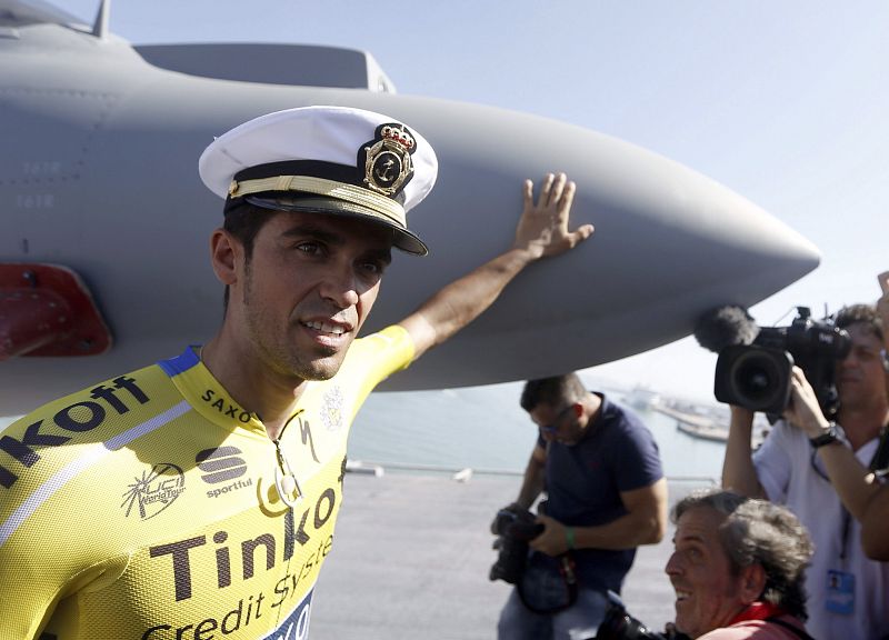 Alberto Contador posa junto a un caza antes del comienzo de la tercera etapa.