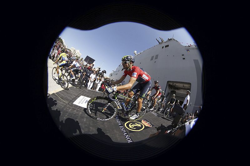 Alejandro Valverde (Movistar), actual líder de la Vuelta Ciclista a España 2014, en la salida de la tercera etapa desde portaaviones 'Juan Carlos I'.