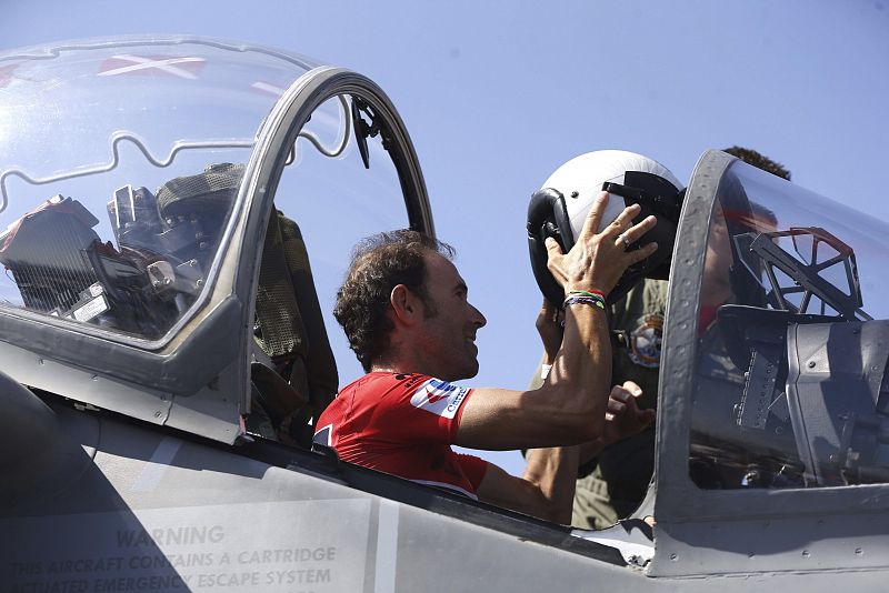 Alejandro Valverde (Movistar) subido en un caza y colocándose un casco como si fuera un piloto.